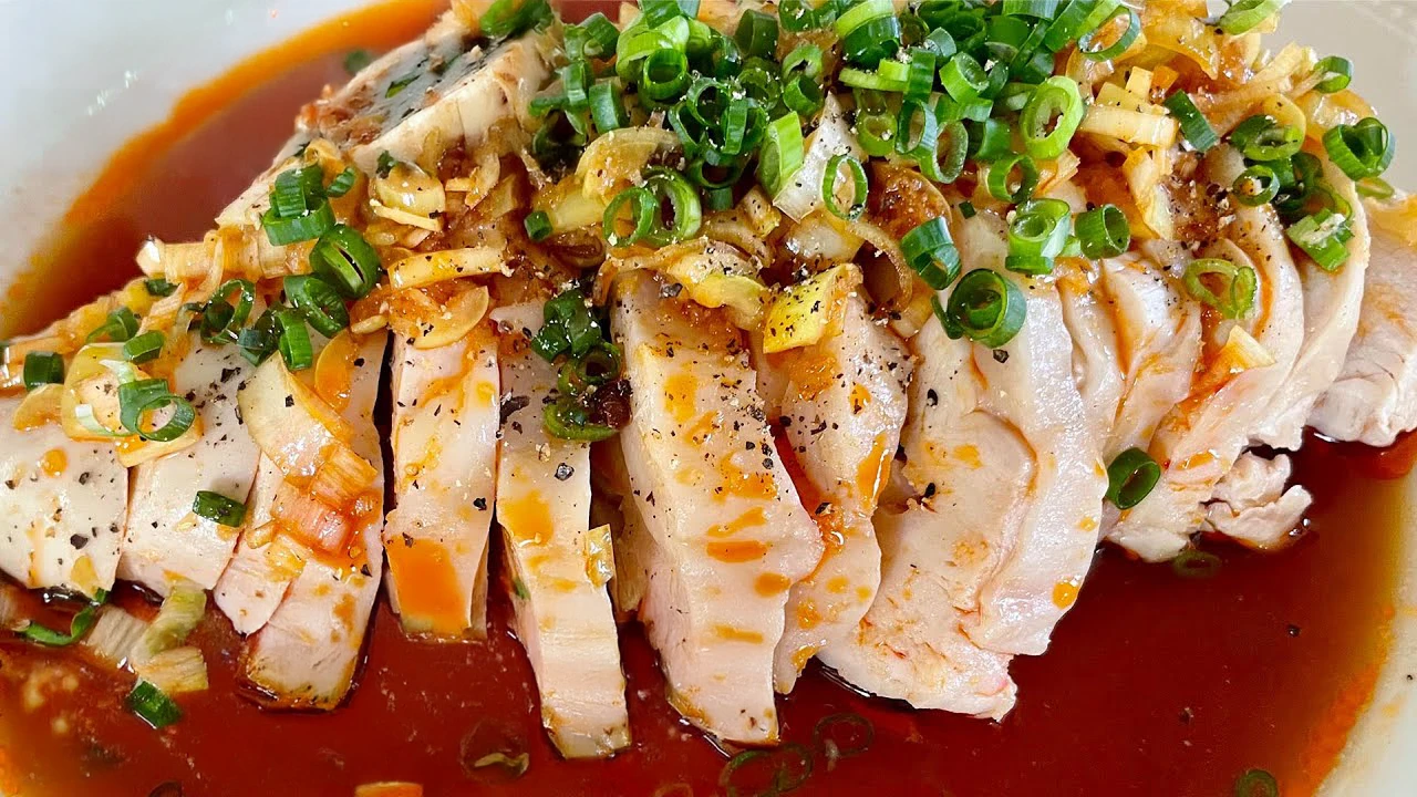 【150万回再生人気レシピ】レンジで簡単時短!ピリ辛タレが絶品!鶏むね肉がしっとりのよだれ鶏の作り方